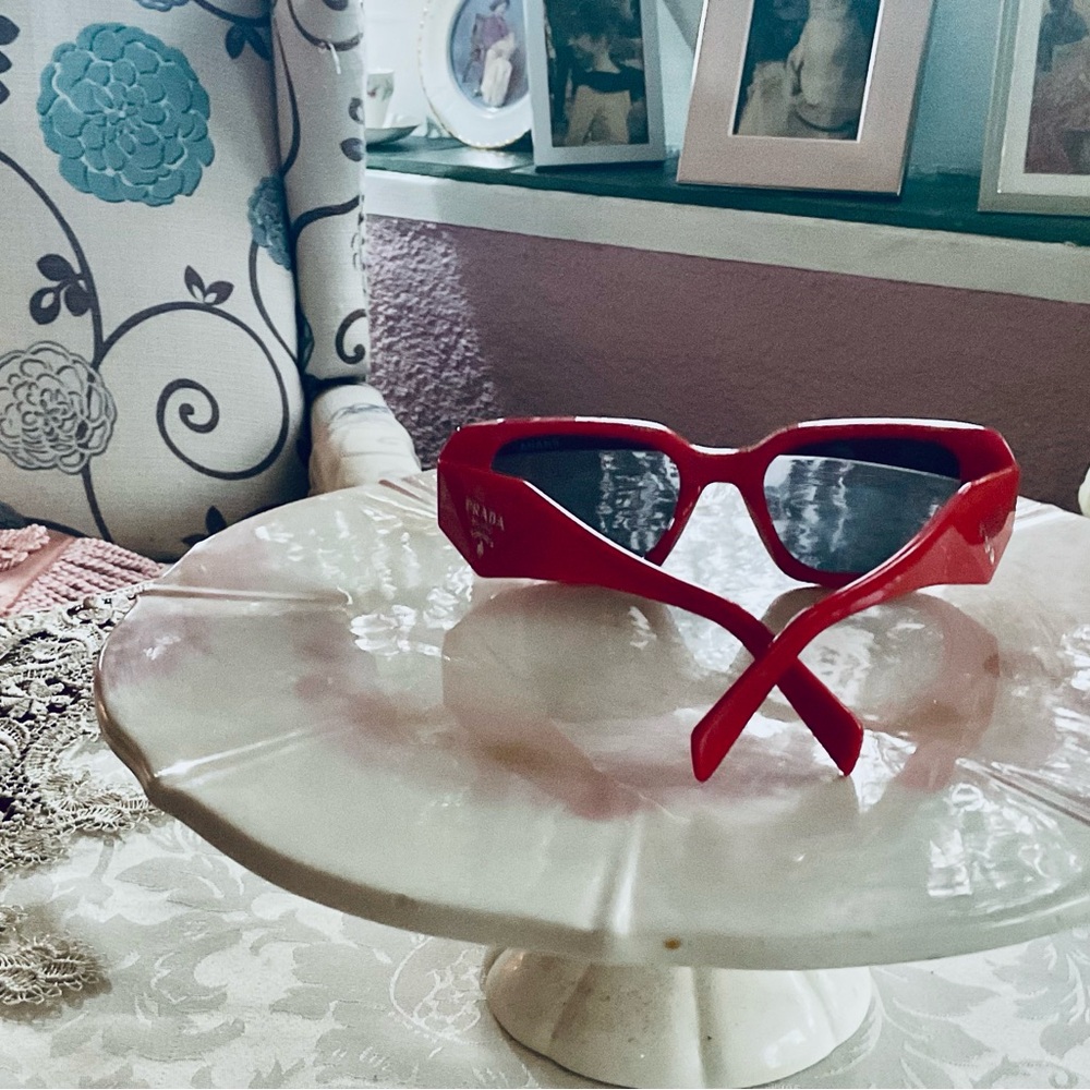 STRIKING PRADA EXCELLENCE!
NEVER WORN.  LIKE NEW - Picture 3 of 7